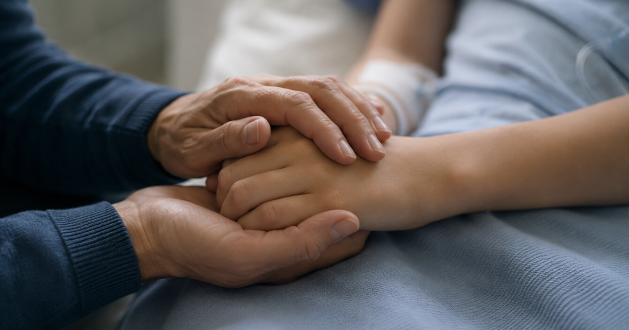 Les mains Une personne tient les mains d'une jeune adulte qui reçoit des soins. A person is holding the hands of a young adult receiving care.